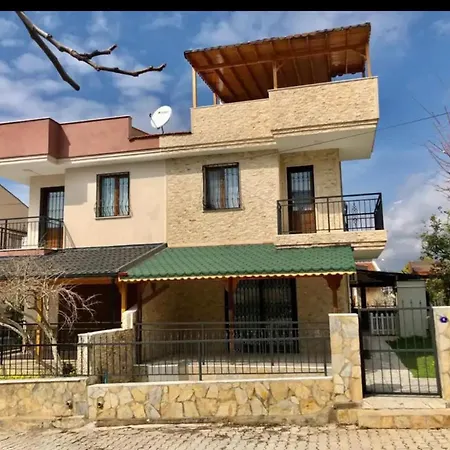 Denize 200 Metre, 3+1 Bahceli Villa